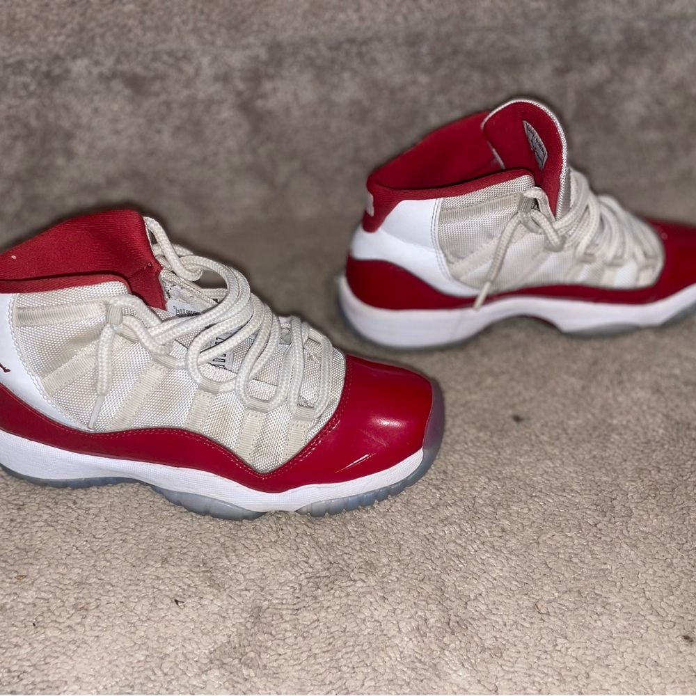 Jordan Retro cherry!!!  Gently used barely wore…Size 6.5 Y